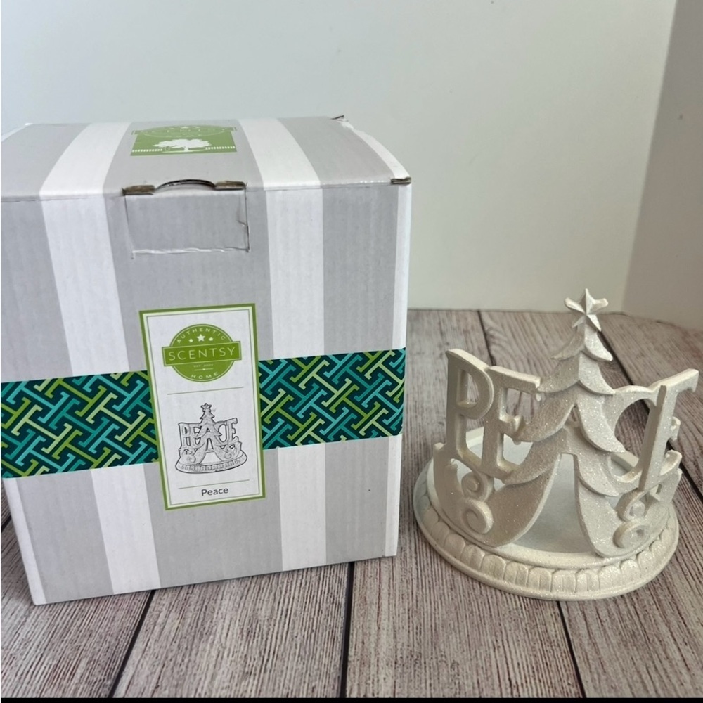 SCENTSY Peace Wrap Candle Holder With Box